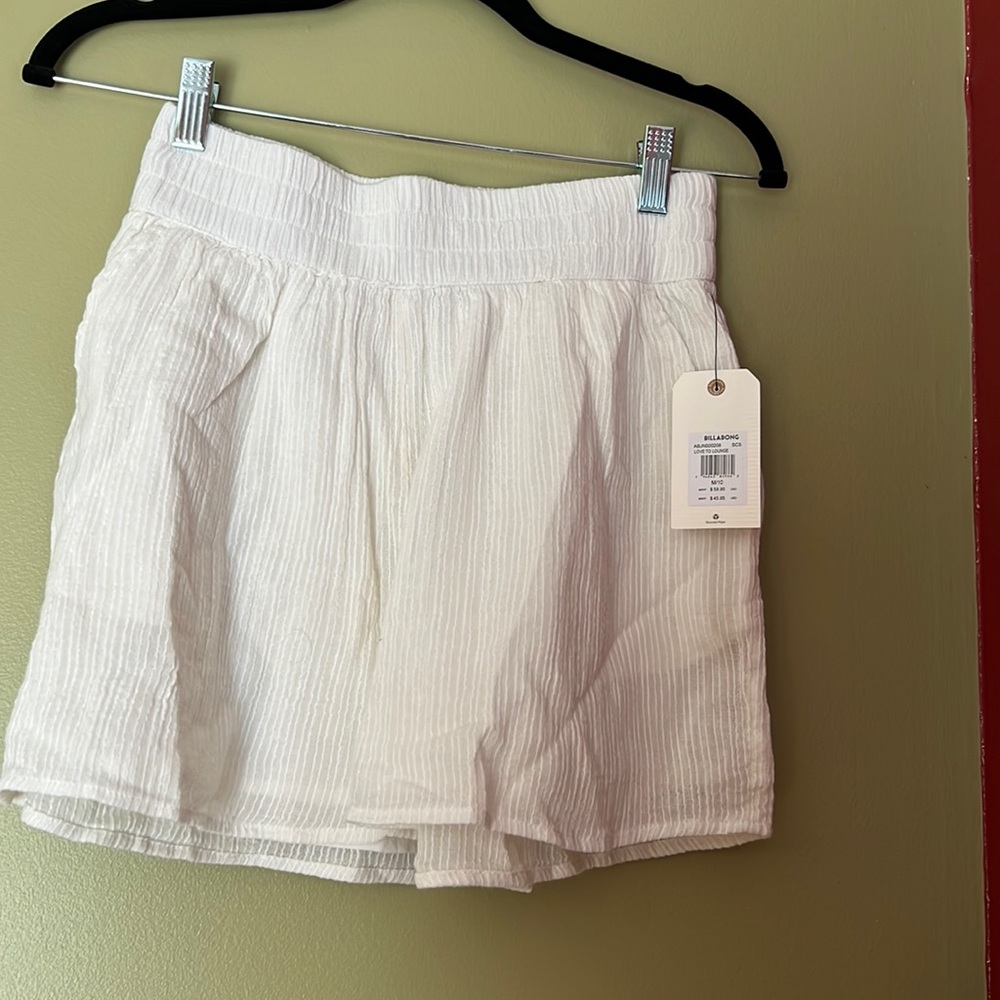 Billabong women’s short, size: M/10, off white
